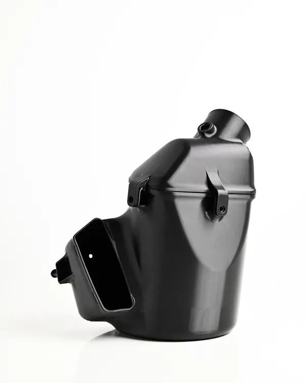 Airbox per Ford Focus ST stampato in 3D in materiale nero, fotografato di tre quarti su fondo bianco.
