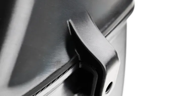 Dettaglio dell'aggancio laterale dell'airbox, con le linee degli strati visibili.