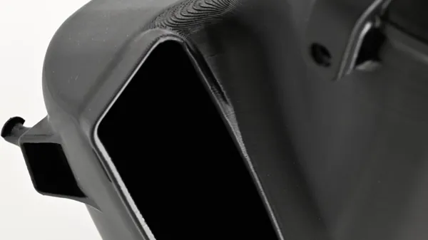 Dettaglio della bocca di aspirazione rettangolare dell'airbox.
