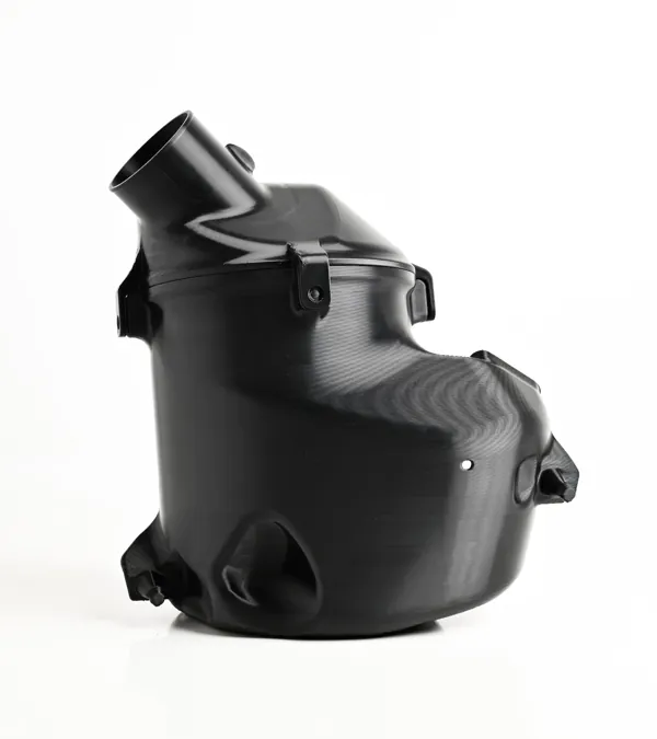 Airbox per Ford Focus ST visto dal lato della bocca di aspirazione rettangolare.