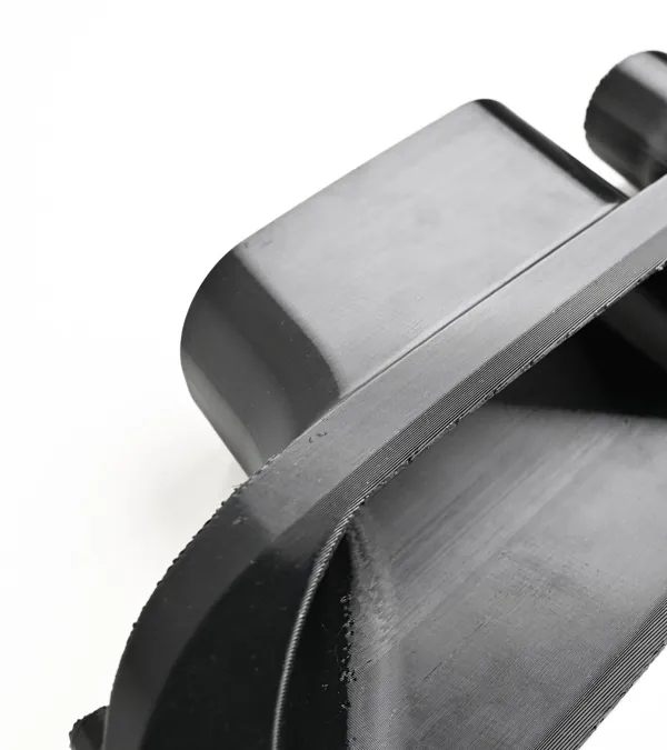 Dettaglio del condotto della presa d'aria, stampato in 3D in nero.