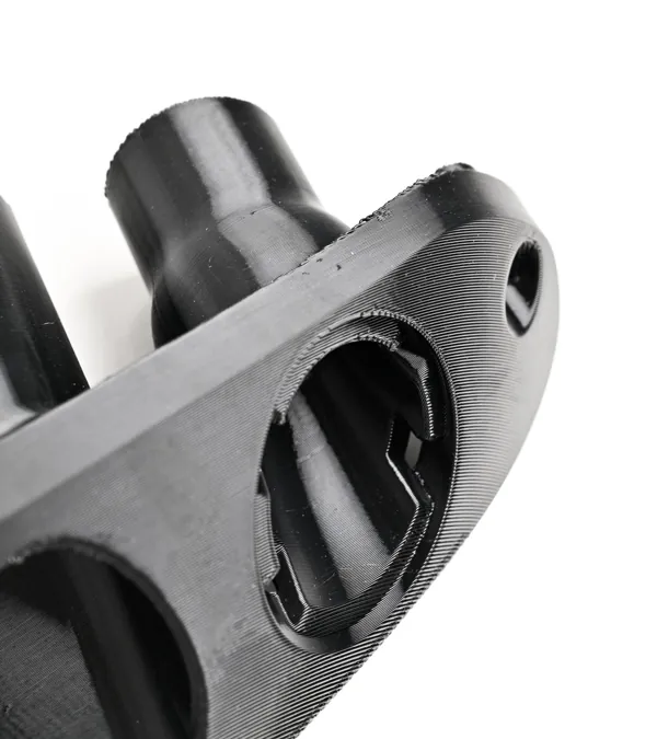 Dettaglio ravvicinato della presa d'aria per Mazda MX-5 NA: bordo nero con gli alloggiamenti delle luci.
